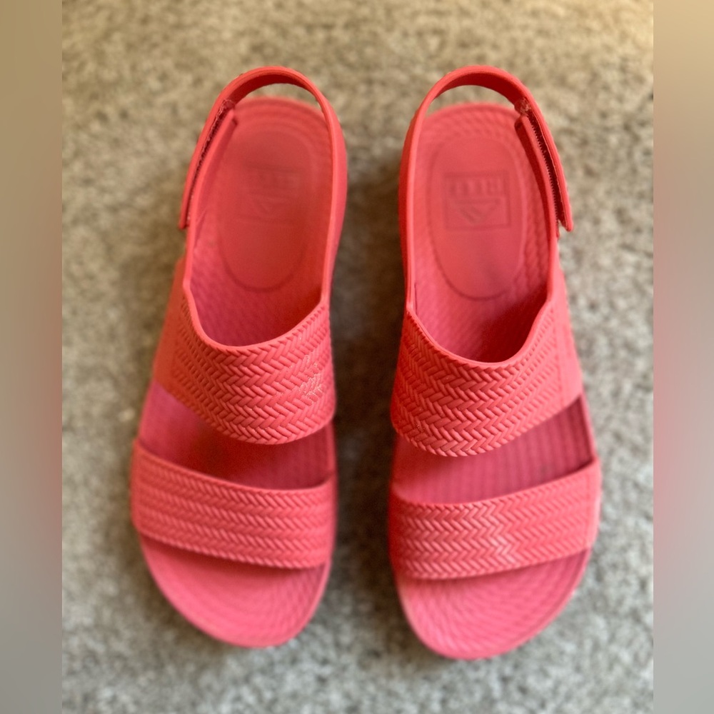 Reef women’s water/summer sandals lightly used